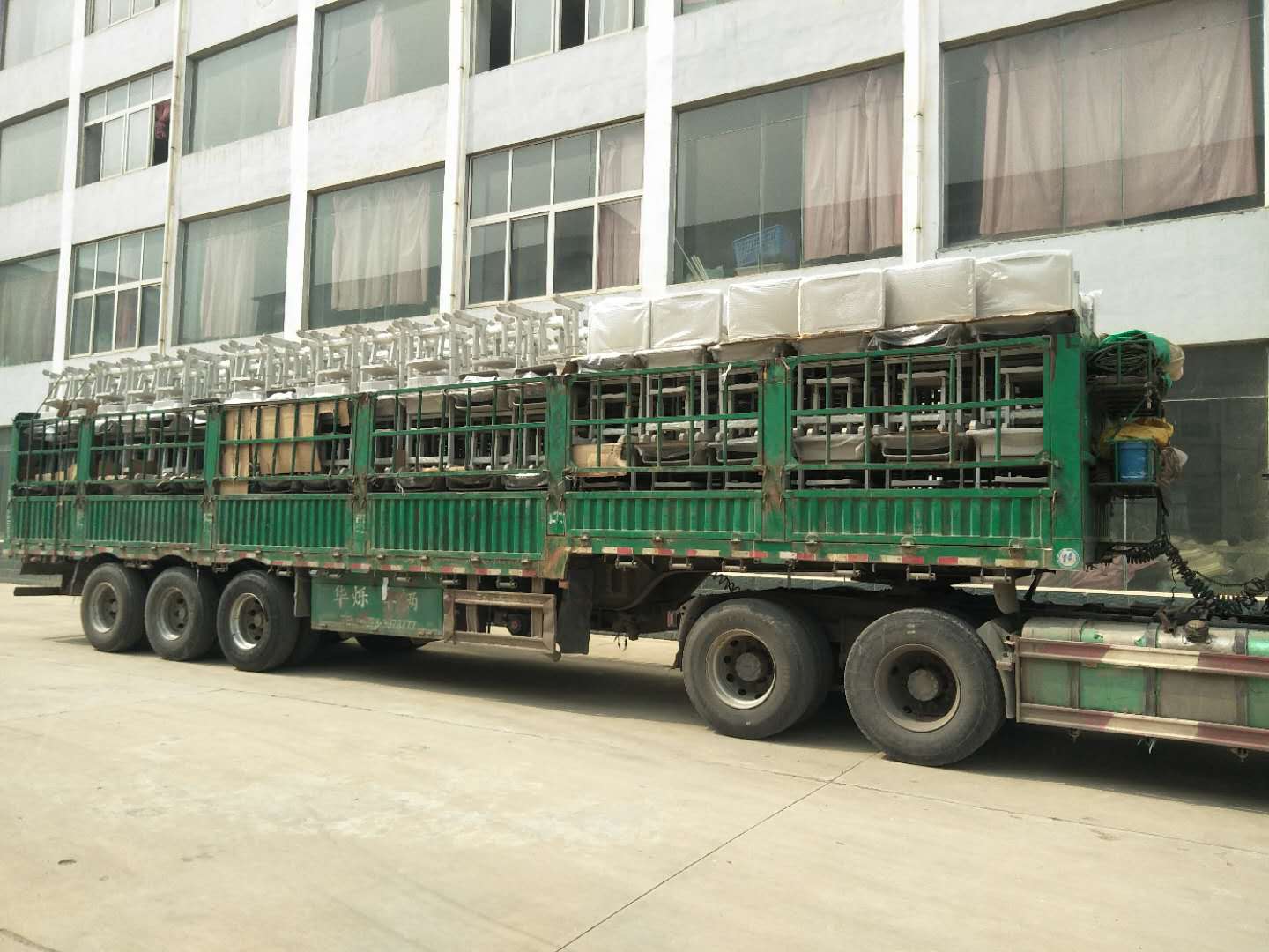 案例|睿學卓藝4000余套課桌椅批量發(fā)貨，交付客戶